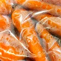 De ce se formează picături de apă în pungile cu legume din frigider? Greșeala care le face să se strice mai repede