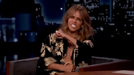 Halle Berry, decolteu generos la 55 de ani. Cum a apărut la TV