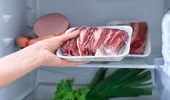 Motivul pentru care carnea din supermarket miroase urât când o scoți din caserolă. Nu, nu este stricată!
