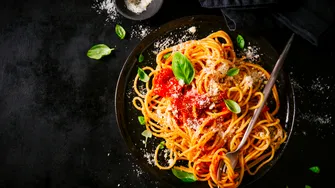 Spaghete cu sos de roșii și busuioc: rețeta clasică gata în doar 15 minute