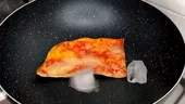 Cum să reîncălzești pizza rece, cu doar două cuburi de gheață. Trucul secret al pizzarilor italieni