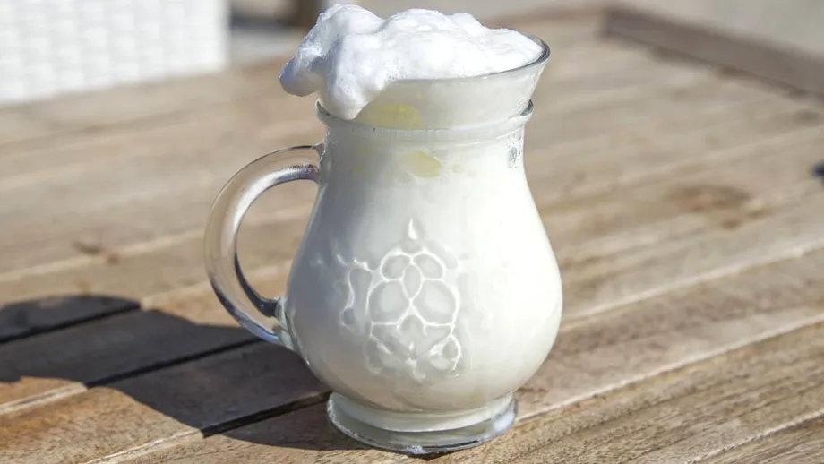 Băutura care te hidratează mai bine decât apa. Cum să faci ayran acasă din trei ingrediente