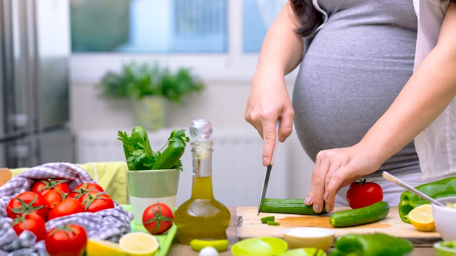 Dieta mediteraneeană în timpul sarcinii, asociată cu un risc mai mic de colici și eczeme la bebeluși