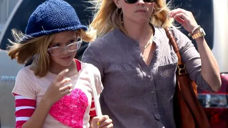 Reese Witherspoon îşi face fiica de ruşine!