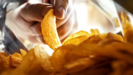 De ce creierul tău preferă gustările crocante în locul alimentelor moi și cum sunetul îți influențează poftele alimentare