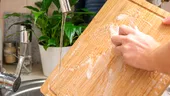 Tocătoarele din lemn și din plastic: avantaje, dezavantaje și care este alegerea mai sigură pentru bucătărie