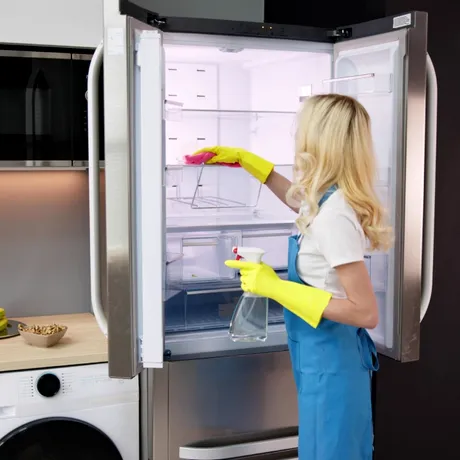 Scapă de mirosul din frigider cu două ingrediente. Nu ai nevoie de soluții scumpe cu chimicale