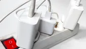 ⁠Încărcătorul lăsat în priză consumă energie? Răspunsul pe care trebuie să îl știi
