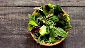 Ce să pui lângă salată să rămână proaspătă mai mult timp