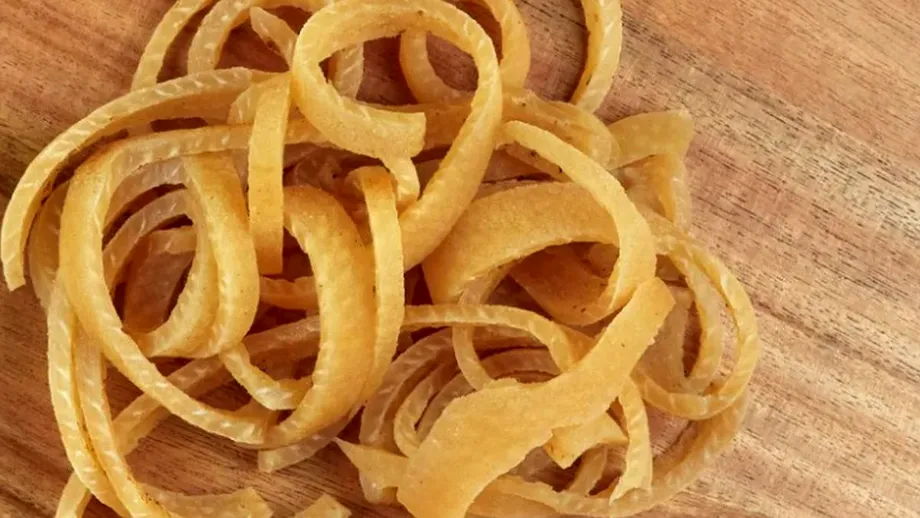 Șoriciul de porc e prea tare și gumos? Trucul banal prin care îl faci fraged și să se topească în gură