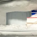 Cum să cureți rapid congelatorul plin de gheață. Metoda simplă care nu necesită scoaterea din priză / VIDEO