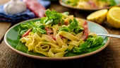Tagliatelle cu bacon, usturoi și salată: răsfăț cu o combinație de arome cuceritoare