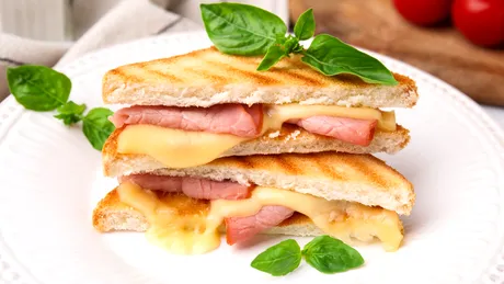 Brânza topită – un „mic” pericol ascuns în sandwich-uri