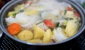 Greșeala pe care o fac aproape toți românii când fierb legumele pentru supă. Bucătarii spun că așa își pierd gustul