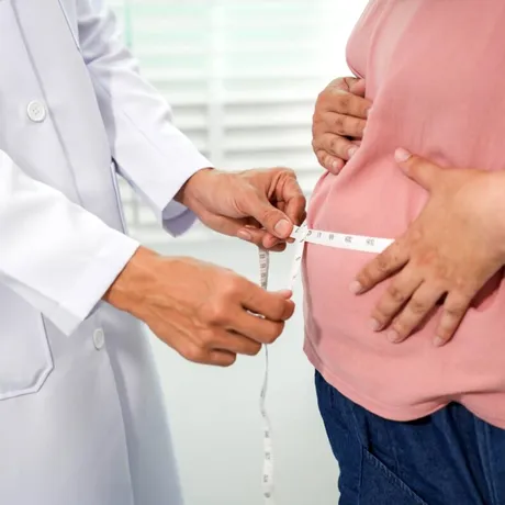 Dincolo de calorii: cauzele psihologice ale kilogramelor în plus și mecanismele emoționale din spatele lor