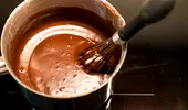 Cea mai simplă rețetă de ciocolată caldă de casă, groasă și cremoasă