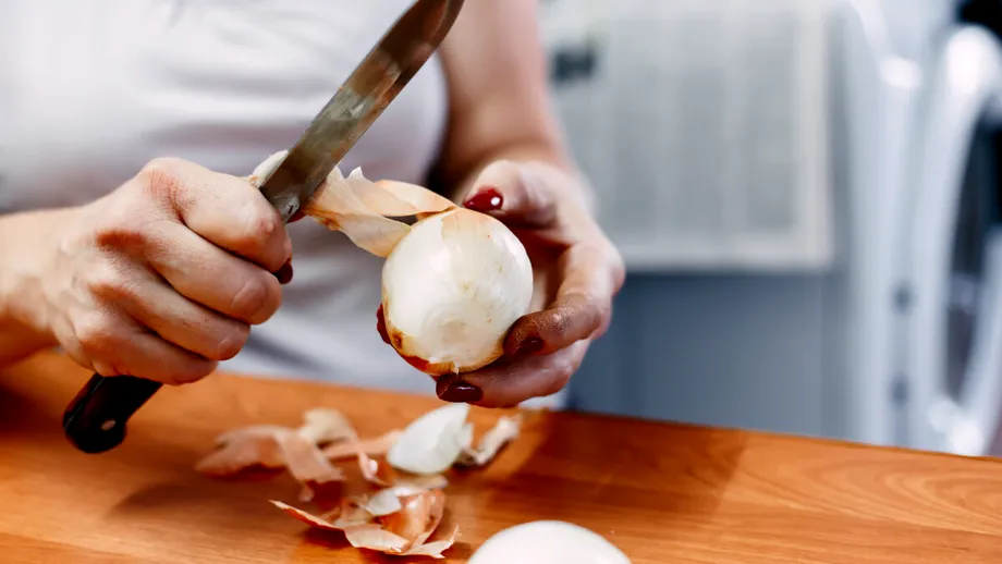 Tradiție veche de secole! Cum află oltenii vremea din foile de ceapă?