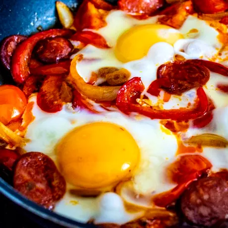 Shakshuka cu Cârnați Grătărescu de la Cris-Tim, o reinterpretare aromată, sățioasă și perfectă pentru orice moment al zilei