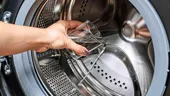 Ce să pui în tamburul mașinii de spălat pentru rufele închise la culoare. Trucul care redă intensitatea hainelor tale