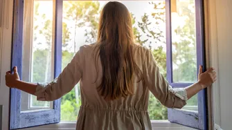 De ce să nu aerisești casa între 8 și 10 dimineața iarna. Pericolul la care te expui