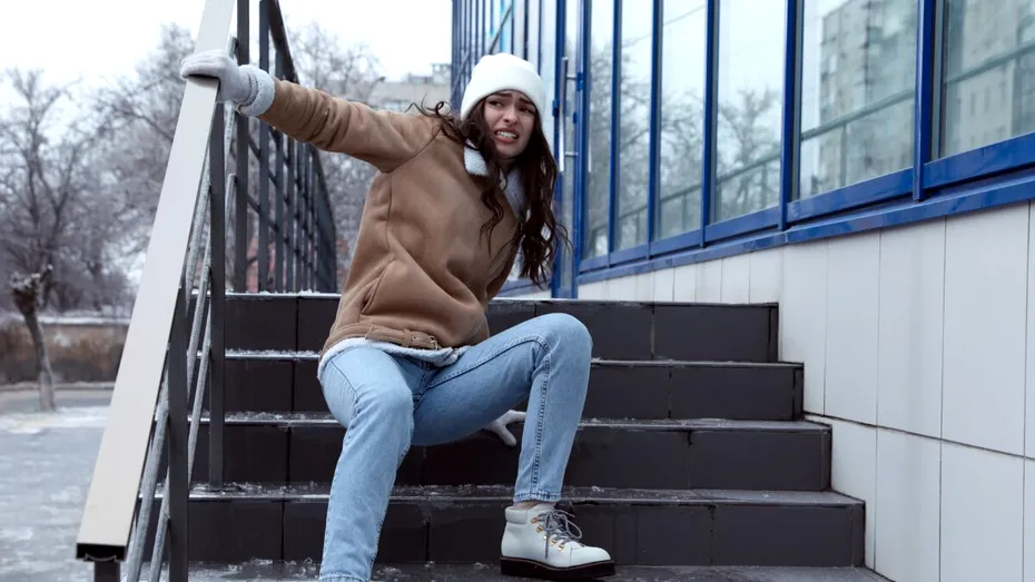 Cum să nu mai aluneci pe scările înghețate în sezonul rece!