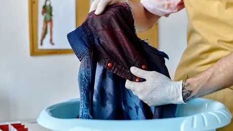 Amestecul NATURAL care înlocuiește detergenții scumpi. Trucul simplu pentru haine curate și proaspete