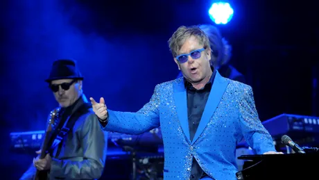 Cântăreţul Elton John şi-a amânat toate concertele pentru că urmează să fie operat