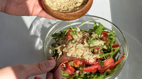 Salata „care nu se înmoaie”: rețeta care rezistă 4 zile la frigider