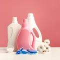 Pudră, lichid sau capsule? Ce detergent curăță cel mai bine și cum alegi varianta potrivită pentru hainele tale