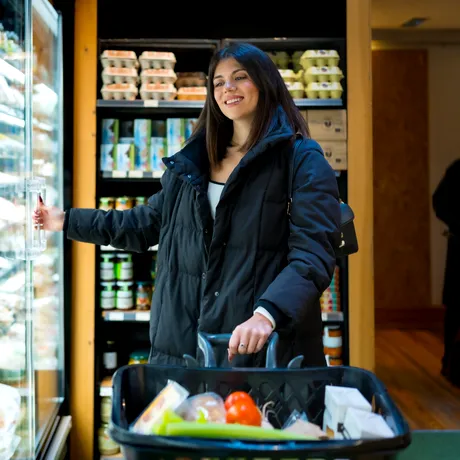 Cum să citești corect termenul de valabilitate ca să economisești bani la cumpărături. Secretele neştiute de mulţi români