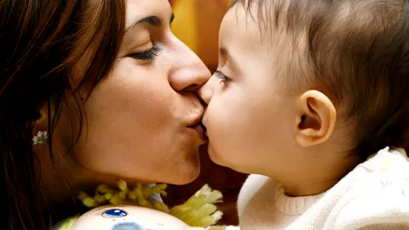 Nu săruta bebelușul pe buze! Gestul poate fi FATAL! 6 lucruri pe care să le faci să eviți infectarea cu herpes neonatal