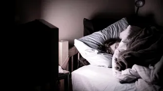 „Dacă adormi cu televizorul deschis, poți muri!” Descoperire bizară a oamenilor de știință