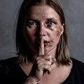 Cum recunoaștem o femeie abuzată. „O femeie care se află într-o relație abuzivă are nevoie de înțelegerea celor din jur și de ascultare fără a fi judecată”