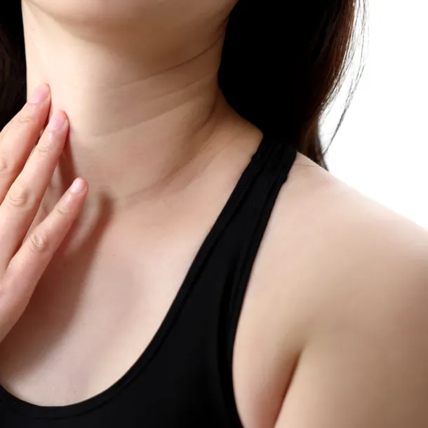 Ridurile de pe gât îți dau bătăi de cap? Iată cum să scapi de ele