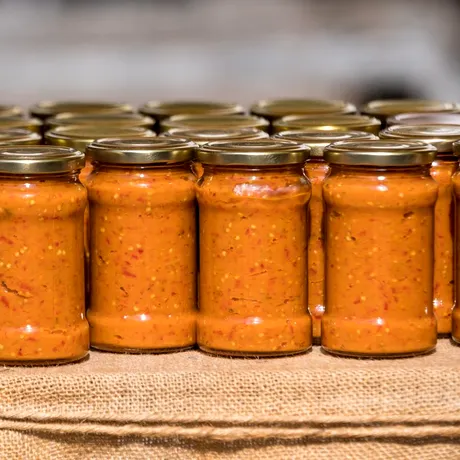 De ce fermentează, de fapt, zacusca. Greșelile care nu trebuie făcute niciodată atunci când o prepari