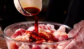 Cât de sigur este să refolosești marinada pentru carne