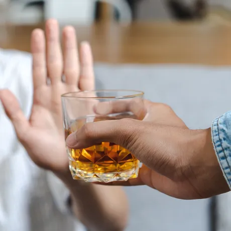 Cum știi dacă ești sensibil la alcool? Semnele intoleranței pot aparărea dintr-odată