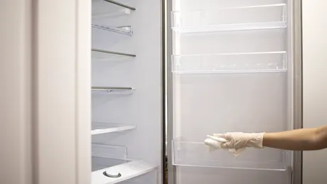Cum să scapi rapid de gheața din congelator, fără dezghețare completă. Trucuri care te ajută să termini curățenia mai repede