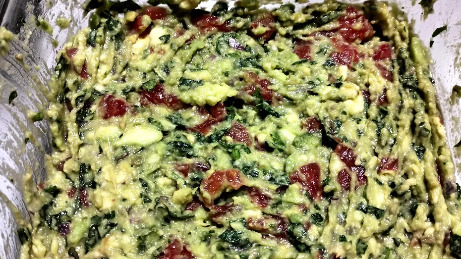 Guacamole - rețeta testată. Cum faci în doar 10 minute o salată de avocado cu roșii fantastic de bună