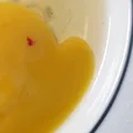 Ce înseamnă, de fapt, urmele de sânge din ou. E bine sau nu să-l mănânci?