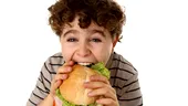 Tu cum îţi motivezi copilul să mănânce mai puţin şi mai sănătos?