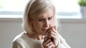 O femeie de 52 de ani a renunțat să-și mai vopsească părul alb. La interviuri, angajatorii o respingeau: „Îmi amintea de mama”