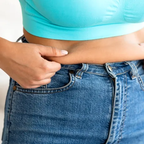 Alimentele care favorizează depunerea grăsimii abdominale. Ce să eviți și cu ce să înlocuiești dacă vrei abdomen plat