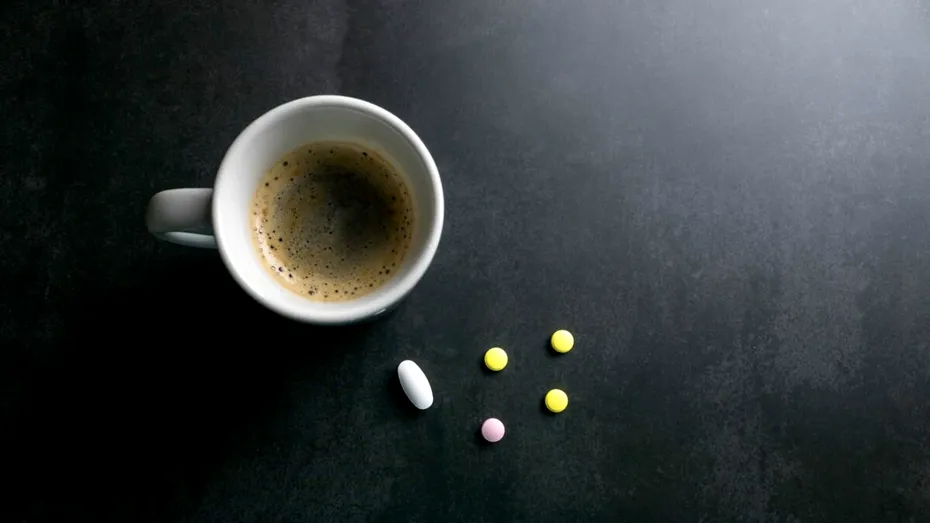 Când bei cafeaua dacă iei tratament medicamentos? Regula SIMPLĂ pe care mulți români o ignoră