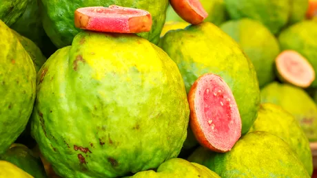 Fructele bogate în proteine pentru o dietă echilibrată! Cât de benefic e consumul de guava și jackfruit
