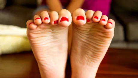 Mirosuri corporale care semnalează probleme grave de sănătate. Ce boli stau în spatele picioarelor urât mirositoare