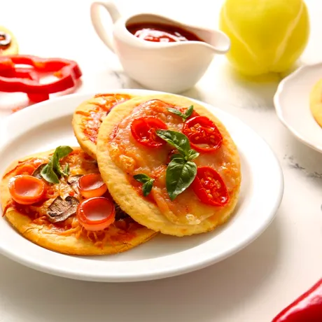 Mini pizza pe lipii de mălai. Rețetă rapidă, gata în doar 25 de minute