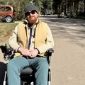 Un bărbat de 34 de ani a ajuns în scaun cu rotile după ce a ignorat un simptom aparent banal. Diagnosticul primit după zece luni i-a schimbat viața