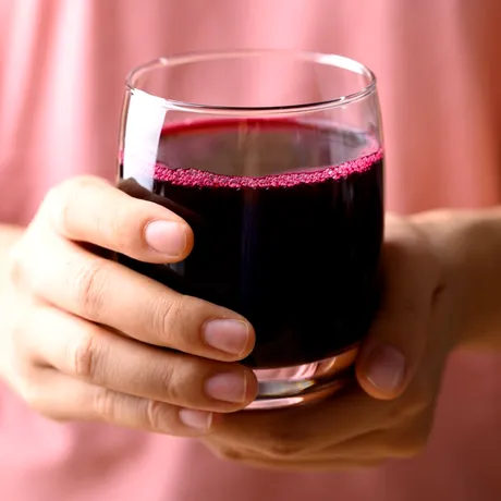 Rețeta de suc pentru reducerea tensiunii și inflamațiilor din corp. E medicament natural pentru seniori!