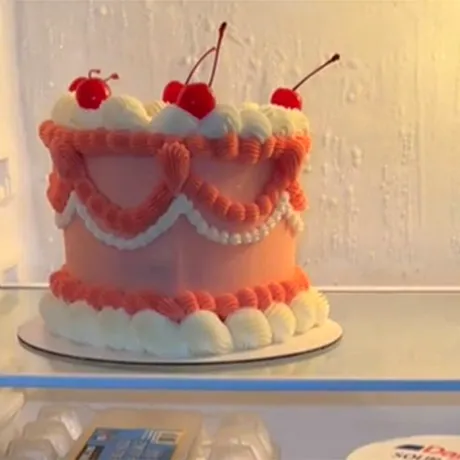 Câte zile rezistă tortul în frigider, de fapt? Greșeala pe care mulți români o fac